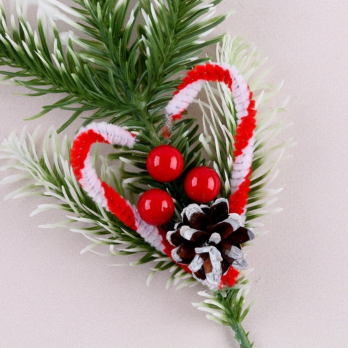 Новогодняя композиция &laquo;Белые кисточки с шишкой&raquo;
