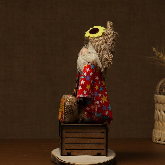 Оберег-домовой Оберег-домовой "Славуся в льняном колпаке, на сундуке с сердцем", средний, микс