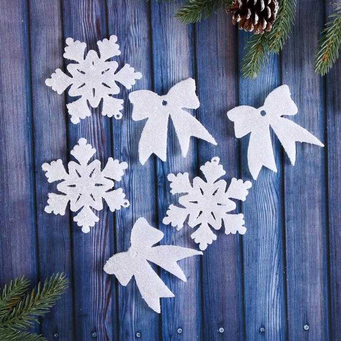 Набор украшений пластик 6 шт Набор украшений пластик 6 шт "Снежинки и бантики - мерцание" 7х6 см, белый