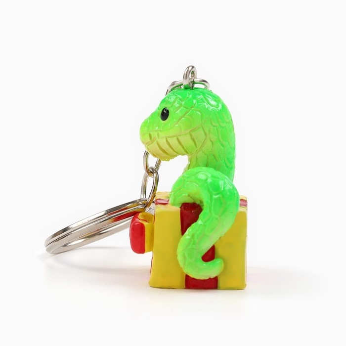 Новогодний брелок для ключей, объемный «Новый год: Змея в подарке» 2,7 х 8,5 см Новогодний брелок для ключей, объемный «Новый год: Змея в подарке» 2,7 х 8,5 см