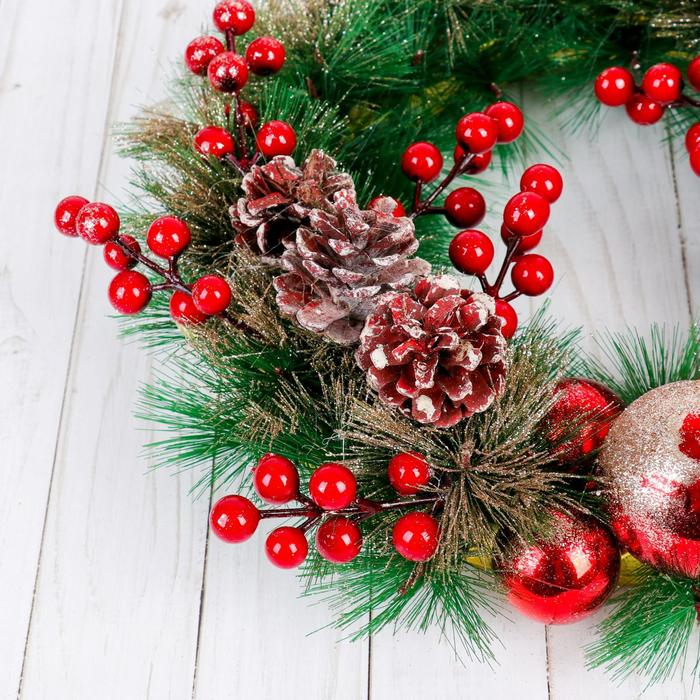 Венок новогодний d-30 см  Венок новогодний d-30 см "Ягодки красные и шишки"