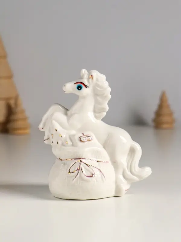 Копилка керамика "Лошадка с мешком" белый МИКС 9х5,5х10 см