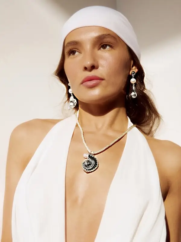 Кулон на шнурке &laquo;Ракушка&raquo;, бело-серебристый