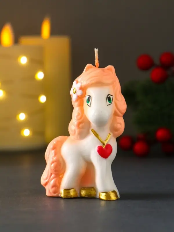 Свеча новогодняя "Влюблённая лошадка" розовый 5,3х3,3х8,2 см