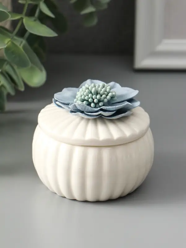 Шкатулка керамика "Голубой цветок" белая 7х7х6,5 см