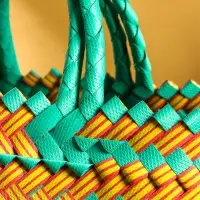 Сумка плетёная пластиковая 20х10х30 см, цв. бирюзовый-жёлтый Сумка плетёная пластиковая 20х10х30 см, цв. бирюзовый-жёлтый