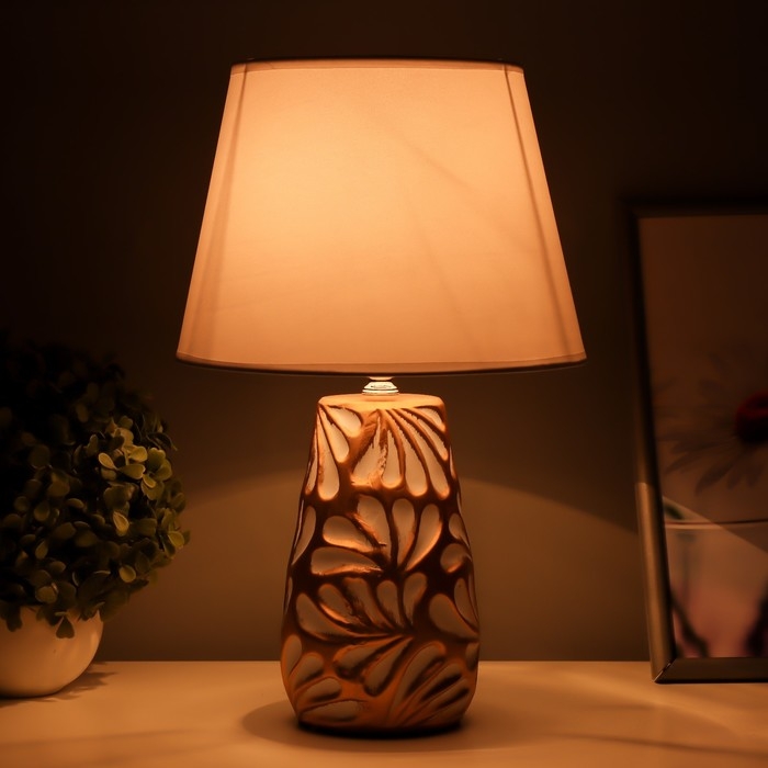 Настольная лампа Настольная лампа "Аиша" Е14 40Вт бело-золотой 22х22х36 см