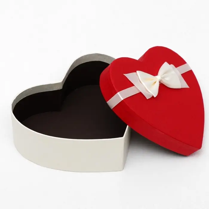 Набор подарочных коробок сердце 3 в 1, Белый - алый, 21&times;19&times;9 - 15.5&times;14&times;6 см