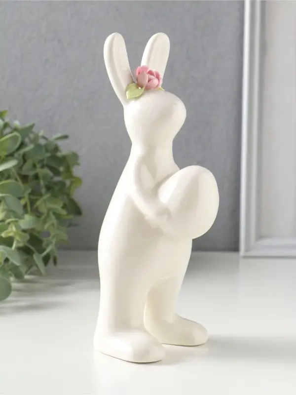Сувенир керамика "Белый зайчик с пасхальным яйцом, цветком на голове" 9х7,7х21 см