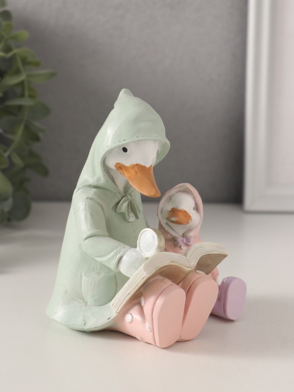 Сувенир полистоун Сувенир полистоун "Утка с утёнком в дождевиках читают книгу" 9х8,5х11 см
