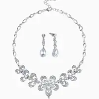 Набор 2 предмета: серьги, колье, цветок, белый в серебре, 45 см