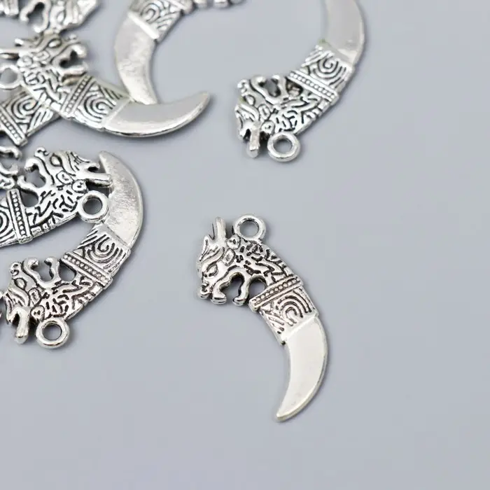 Металлический элемент, декоративная подвеска «Арт Узор. Клык дракона», серебро, 2.9×1.3 см