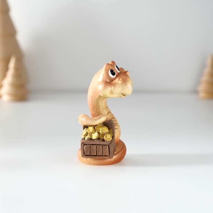 Сувенир полистоун Сувенир полистоун "Змейка с сундуком/мешком" МИКС 3,5х3,5х6,5 см