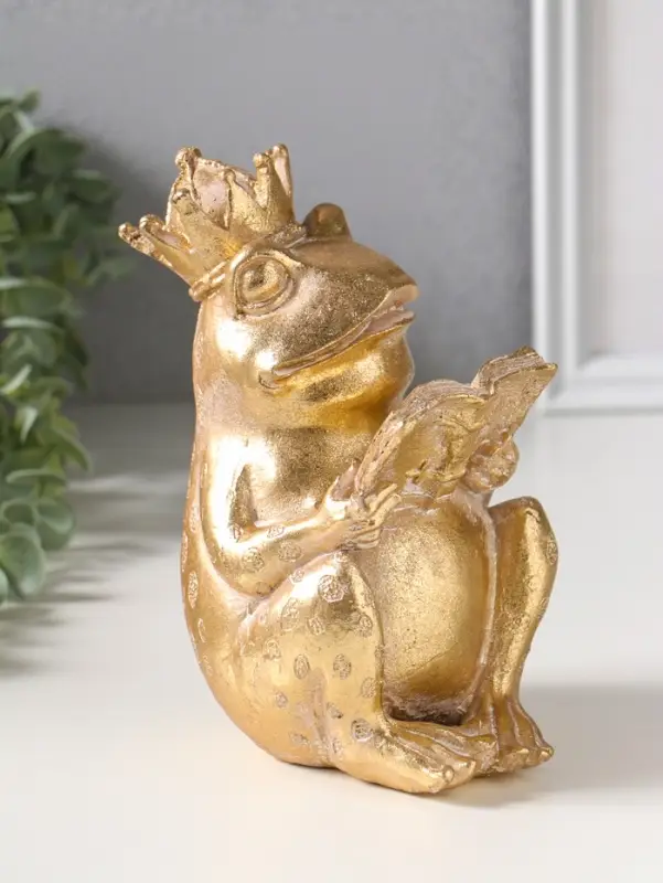 Сувенир полистоун "Лягушка в короне, читает книгу" золото 12х9,3х17 см
