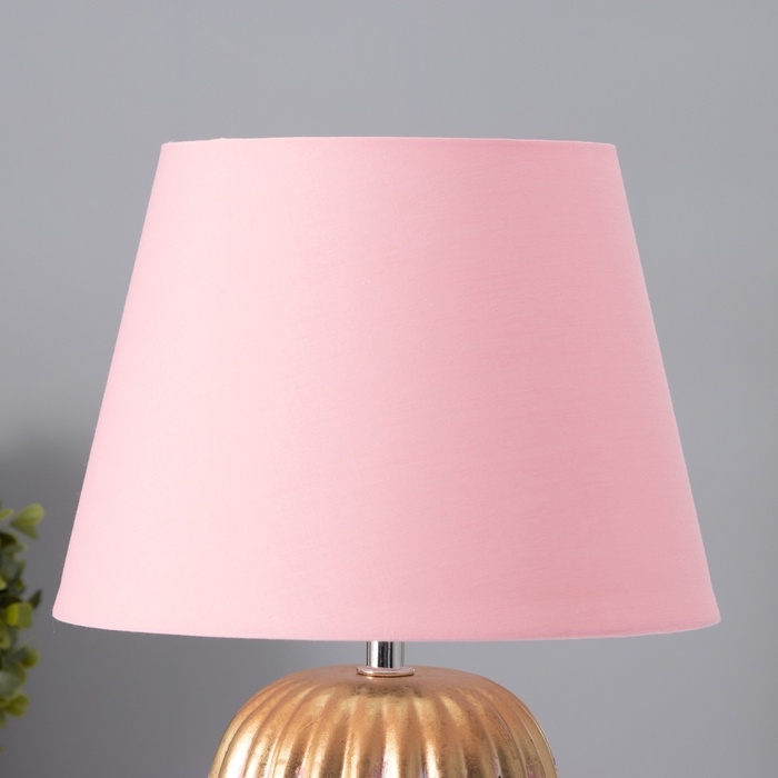 Настольная лампа с абажуром RISALUX «Успех», 1×Е14, 40 Вт, розовый, 22×22×33 см Настольная лампа с абажуром RISALUX «Успех», 1×Е14, 40 Вт, розовый, 22×22×33 см