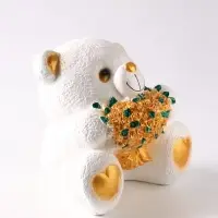Копилка для денег &laquo;Мишка с букетом&raquo; 19&times;20 см, белая, золото
