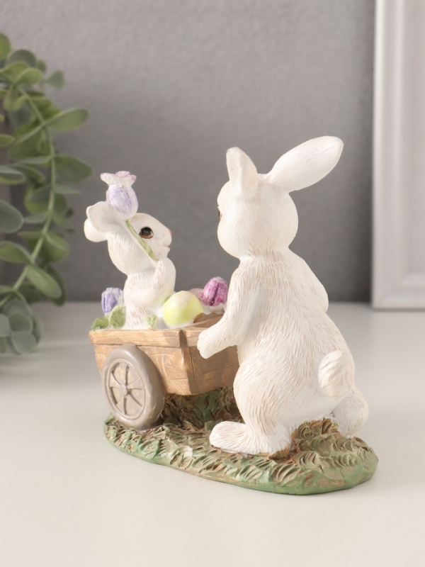 Сувенир полистоун  Сувенир полистоун "Кролик везет крольчонка в тележке с незабудками" 13,5х6,5х12 см