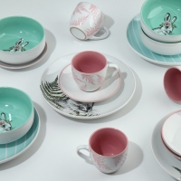 Набор посуды на 4 персоны Dolce Ceramo. «Пасха. Лесные персонажи», 16 предметов: 4 тарелки 23 см, 4 миски 14,5 см, 4 кружки 250 мл, 4 блюдца 15 см