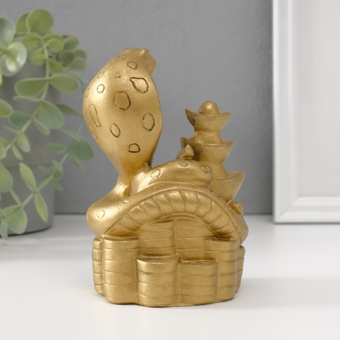Нэцкэ полистоун Нэцкэ полистоун "Кобра с золотыми слитками" 8х8,7х13,5 см