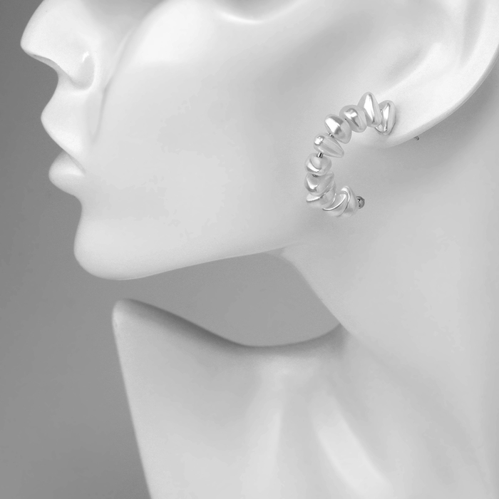 Серьги с жемчугом &laquo;Бусина&raquo; полумесяц, цвет серебро