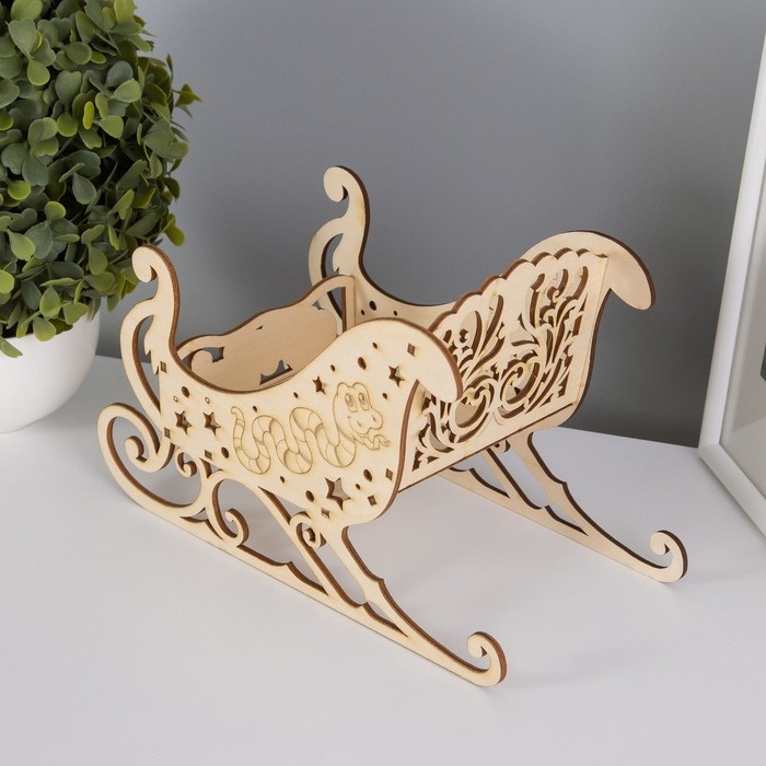 Шкатулка-сани  Шкатулка-сани "Змея. Узор" 21х14х10 см