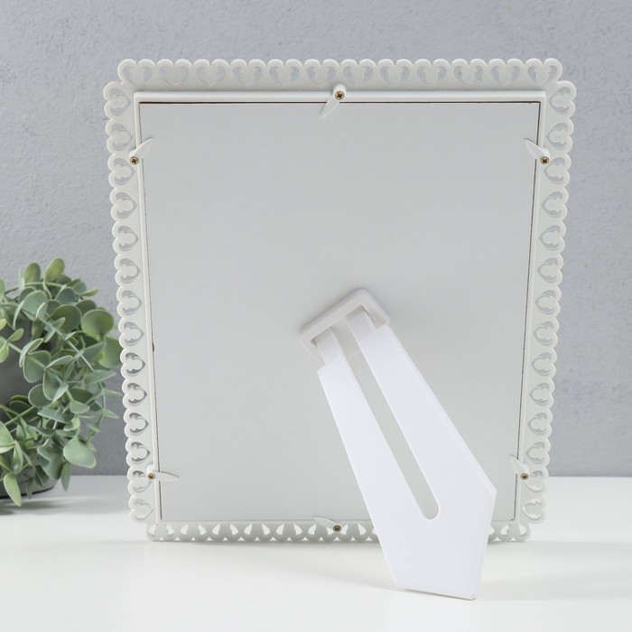 Фоторамка пластик 20х25 см  Фоторамка пластик 20х25 см "Рама из сердечек" молочная