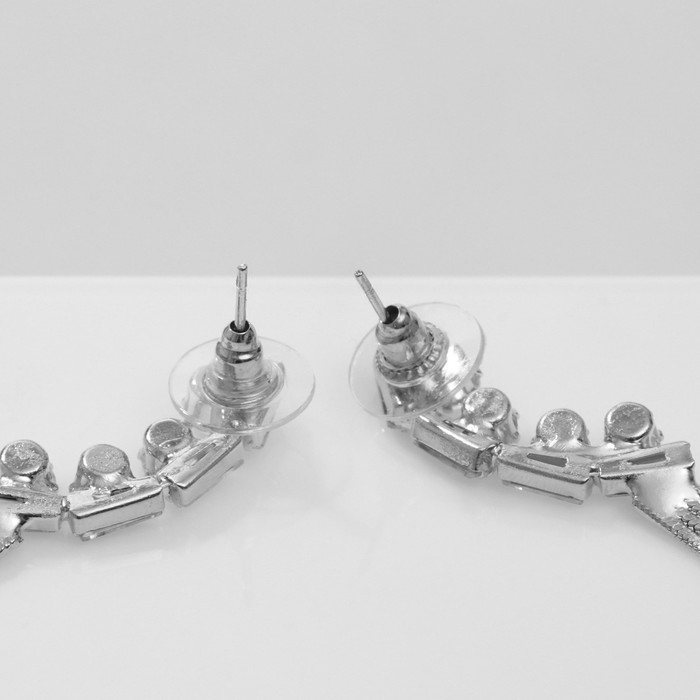 Серьги висячие со стразами «Одиссея» стиль, цвет белый в серебре