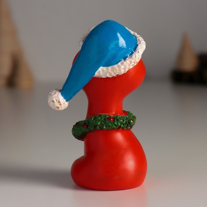 Сувенир полистоун Сувенир полистоун "Змейка красная в синей шапке и новогоднем венке" 5х4х8,5 см