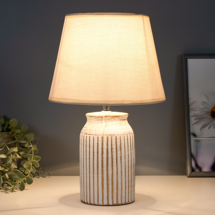 Настольная лампа Настольная лампа "Инести" Е14 40Вт бело-золотой 22х22х36 см RISALUX