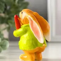 Сувенир полистоун "Зайчик с морковью, в зелёном пальто" 7х4,5х9 см Сувенир полистоун "Зайчик с морковью, в зелёном пальто" 7х4,5х9 см