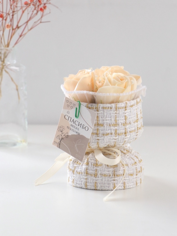 Букет из мыльных лепестков Букет из мыльных лепестков "Три розы с открыткой в коробке" кремовый 10,6х10,6х17 см