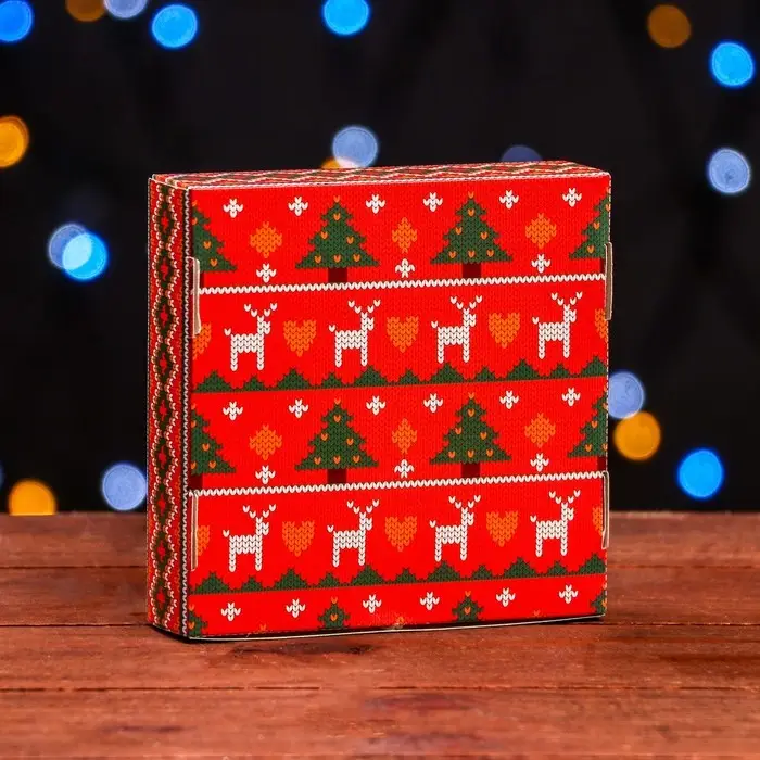 Подарочная коробка сборная с окном «Новогодний орнамент», 11.5×11.5×3 см