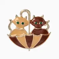 Брошь &laquo;Кошки&raquo; в зонте, осенняя, цвет коричневый в золоте