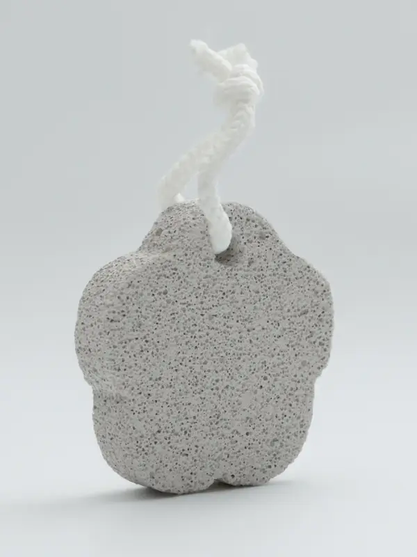 Пемза для педикюра «Цветок», с подвесом, 7.5×7.5 см, в коробке, белая