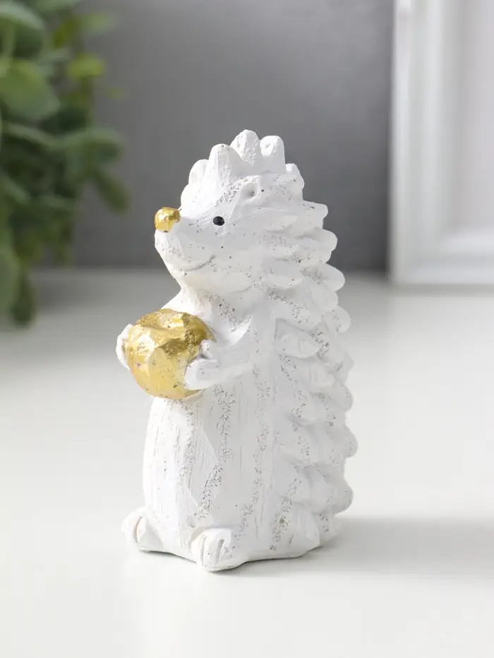 Фигурка полистоун &laquo;Ёжик с яблоком&raquo;, белый с золотом, 5&times;8&times;10.8 см