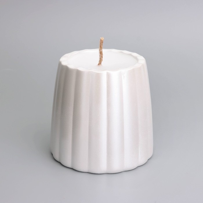 Свеча в подсвечнике из гипса с гладкими гранями, 9,5х9см, белый перламутр Свеча в подсвечнике из гипса с гладкими гранями, 9,5х9см, белый перламутр