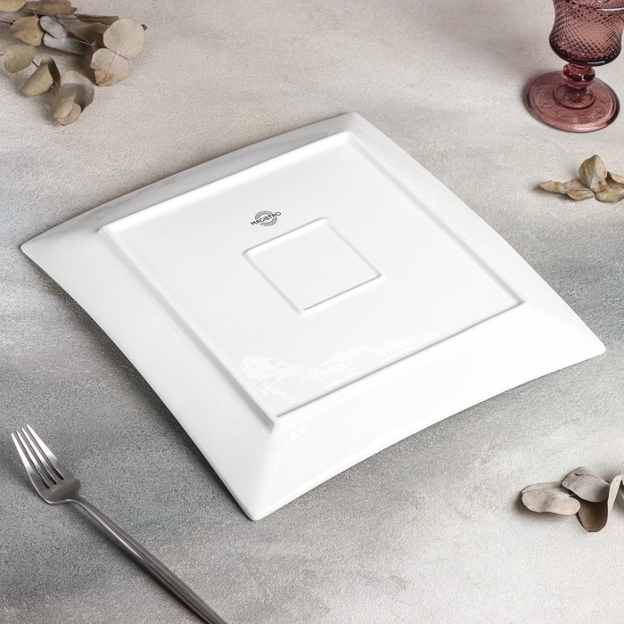 Блюдо фарфоровое для подачи Magistro «Квадрат Бланш», d=30,5 см, цвет белый