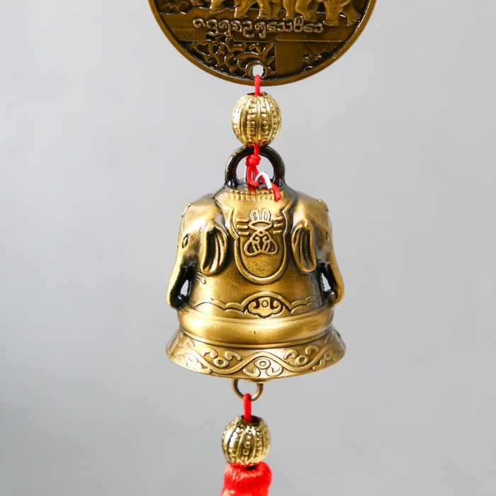 Колокольчик металл  Колокольчик металл "Слоны на монете, слоны на колоколе" красный узел счастья 5х4х48 см