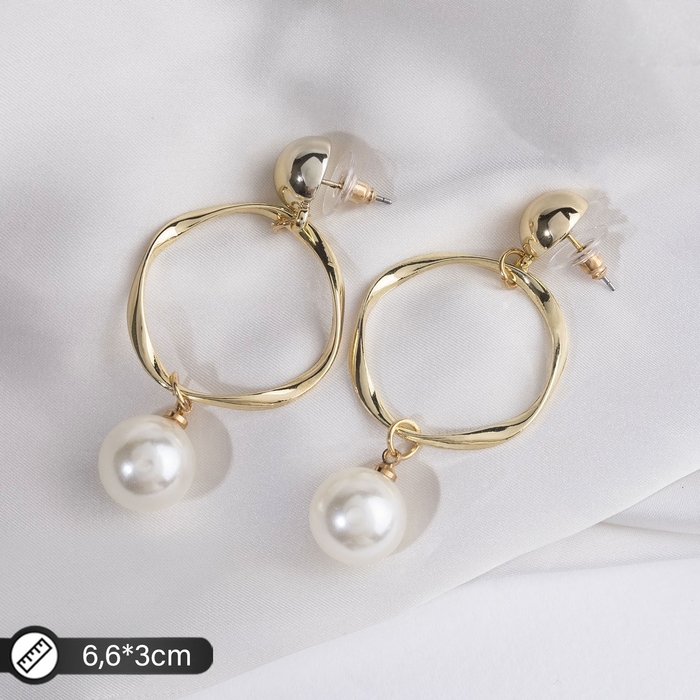 Серьги с жемчугом «Нежность» круг с бусиной, цвет белый в золоте Серьги с жемчугом «Нежность» круг с бусиной, цвет белый в золоте