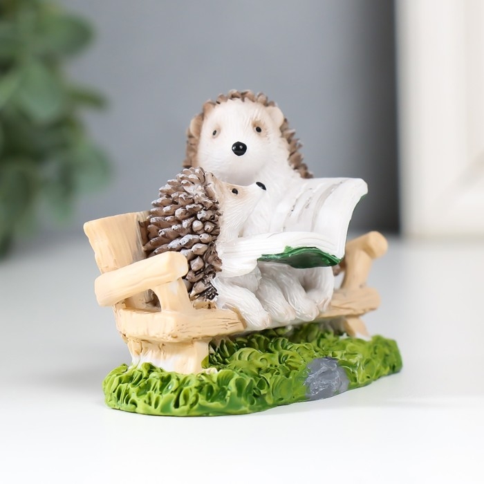 Сувенир полистоун  Сувенир полистоун "Ёжики на скамеечке читают книжку" 5,7х3,9х7,5 см