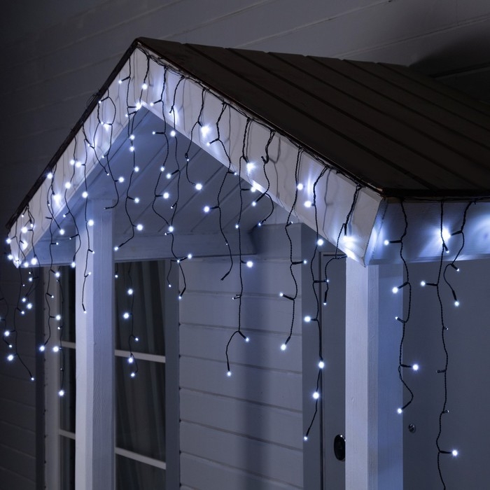 Гирлянда «Бахрома» 3 × 0.6 м, IP44, УМС, тёмная нить, 100 LED, свечение белое, мерцание, 24 В Гирлянда «Бахрома» 3 × 0.6 м, IP44, УМС, тёмная нить, 100 LED, свечение белое, мерцание, 24 В