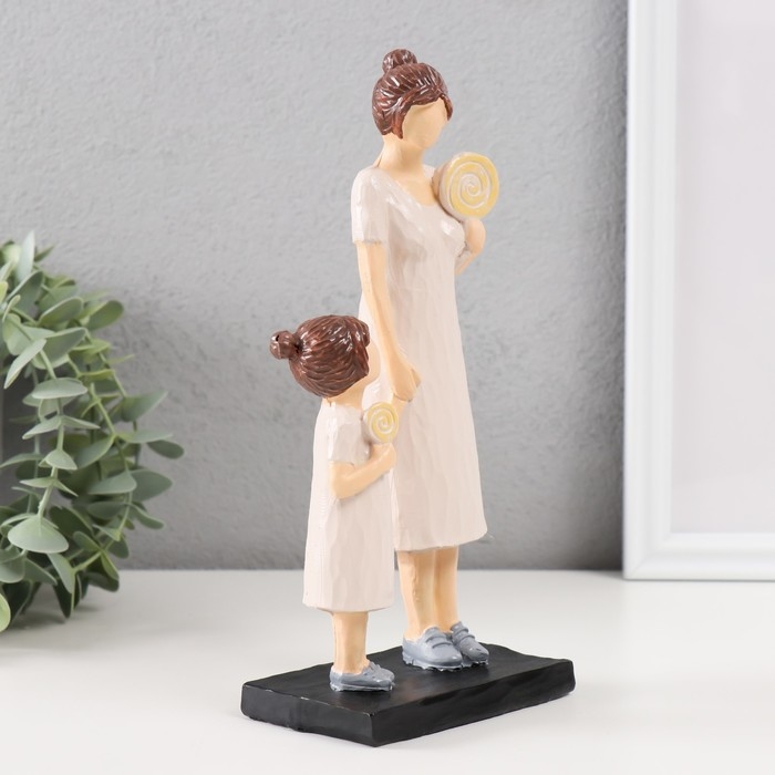 Сувенир полистоун  Сувенир полистоун "Мама с дочкой, с леденцами" 22,5х5,5х10 см