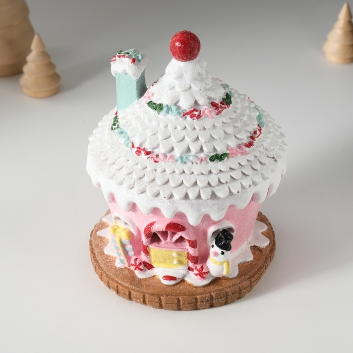 Сувенир полистоун свет Сувенир полистоун свет "Пряничный домик розовый в глазури со снеговиком" 11,5х11,5х15 см
