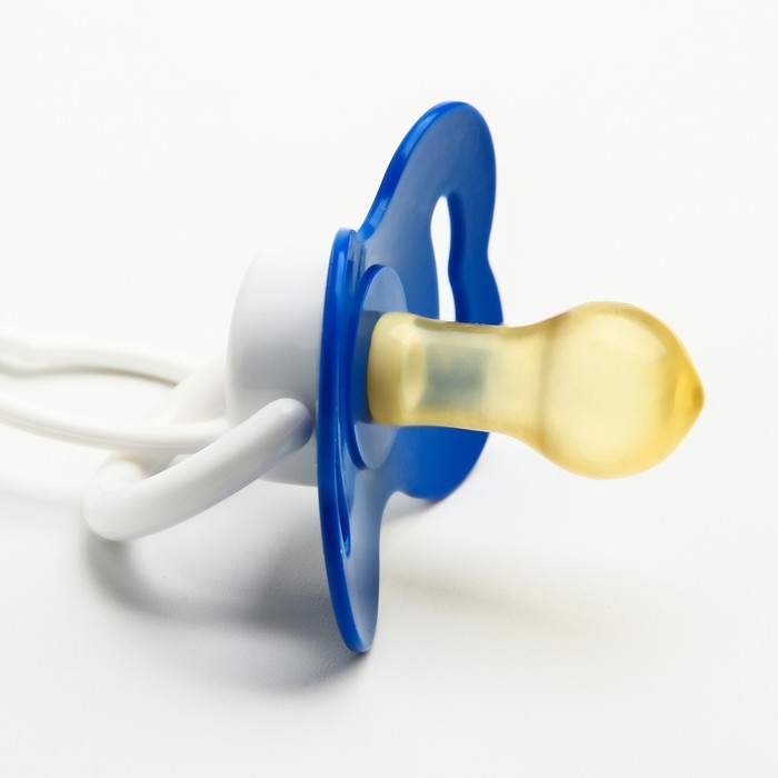 Соска - пустышка латексная классическая «Маленький джентльмен», от 0 мес., с держателем, цвет синий