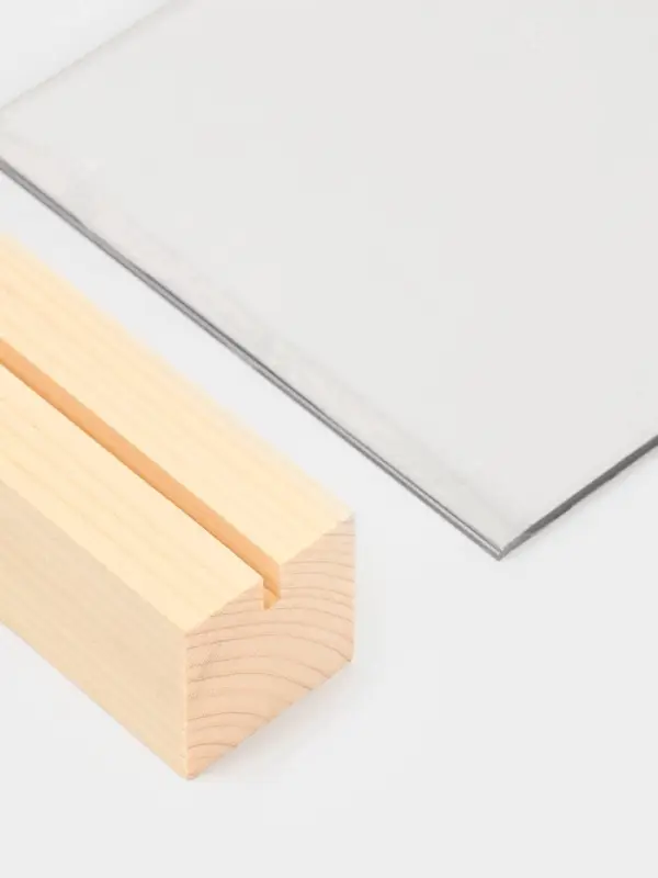 Тейбл-тент А5, оргстекло 2 мм, на деревянной подставке, 15&times;4&times;25 см