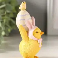 Сувенир полистоун "Цыплёнок в розовой шапке с заячьими ушками несёт яичко" 10,5 см