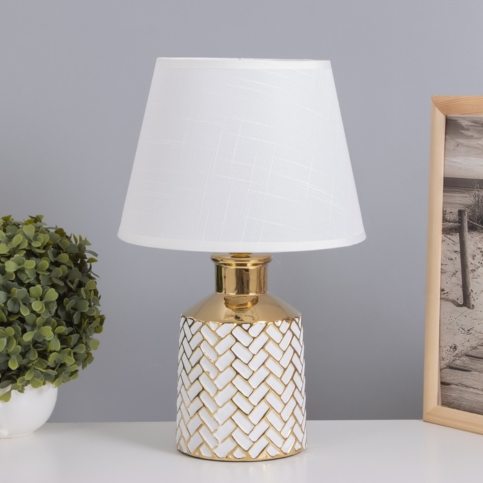 Лампа настольная Лампа настольная "Марта" 1х40Вт Е14 белый/золото 22,5х22,5х36см