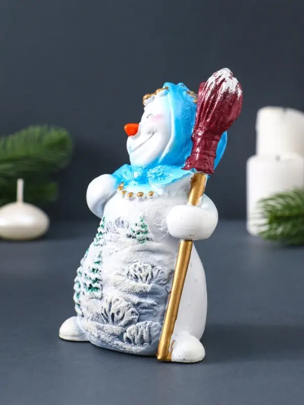 Свеча фигурная "Снеговик с метлой" 8х6,5х14 см, цв. голубой
