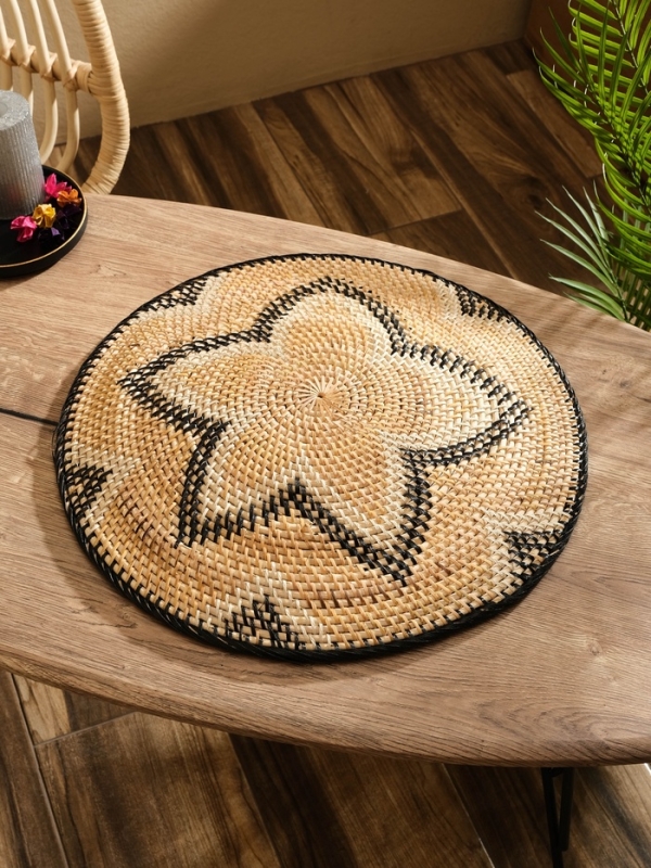 Тарелка декоративная плетеная ротанг "Цветок", 45х45х7 см, чёрно-белый