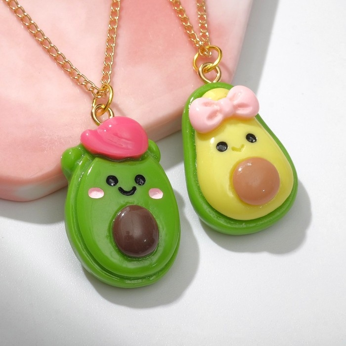 Кулоны неразлучники «Выбражулька» авокадо, мальчик и девочка, цветные в золоте Кулоны неразлучники «Выбражулька» авокадо, мальчик и девочка, цветные в золоте